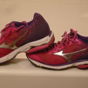 MAZUNO WALKING OR RUNNING SHOES FOR WOMAN